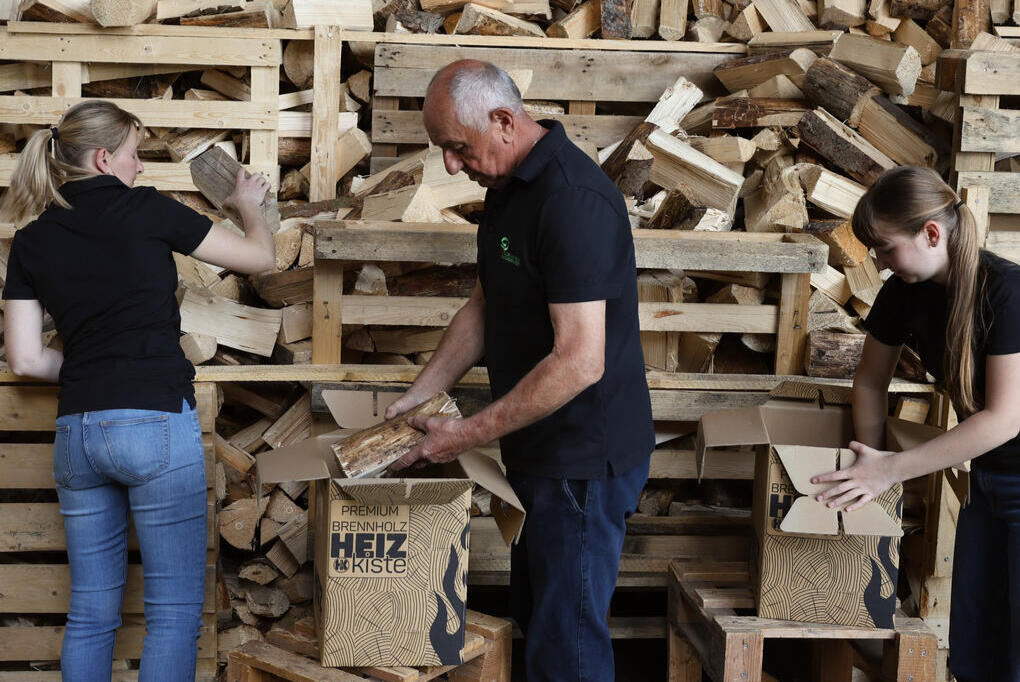 Penn Naturbrennstoffe Hofkirchen - Holzkiste, Kaminholz in der tragbaren Box